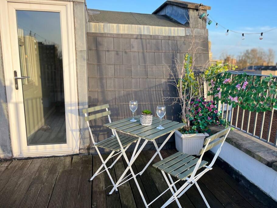 Апартаменты Modern With Stylish Terrace - Your Oasis!