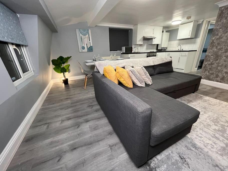 Modern With Stylish Terrace - Your Oasis! Апартаменты Лондон